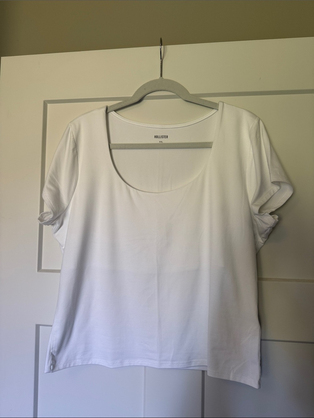 Hollister Women’s White Scoop Neck Short Sleeve Tee